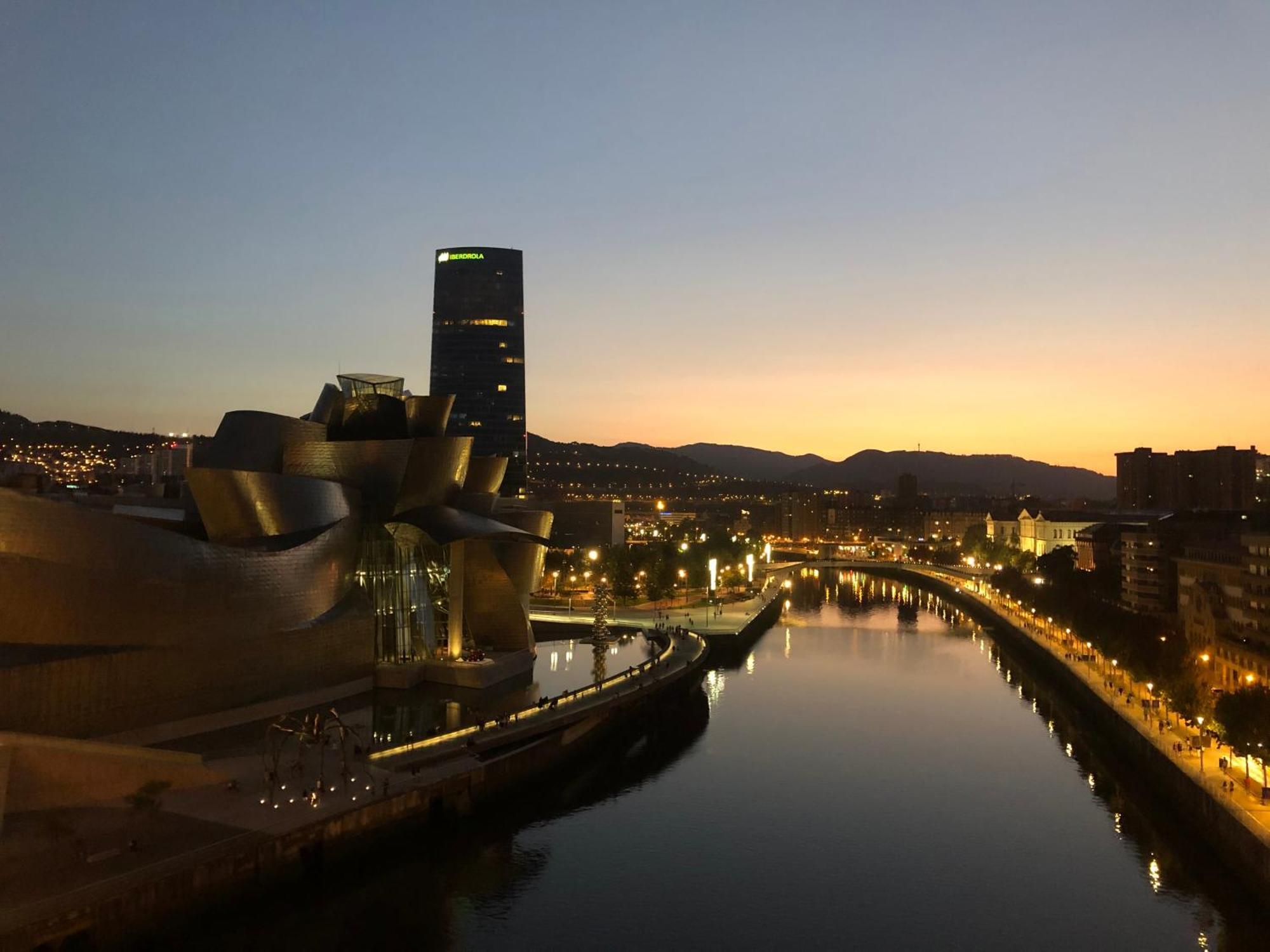 110 M2 Central Apartment In Abando Close To Guggenheim With Parking Bilbao Bagian luar foto