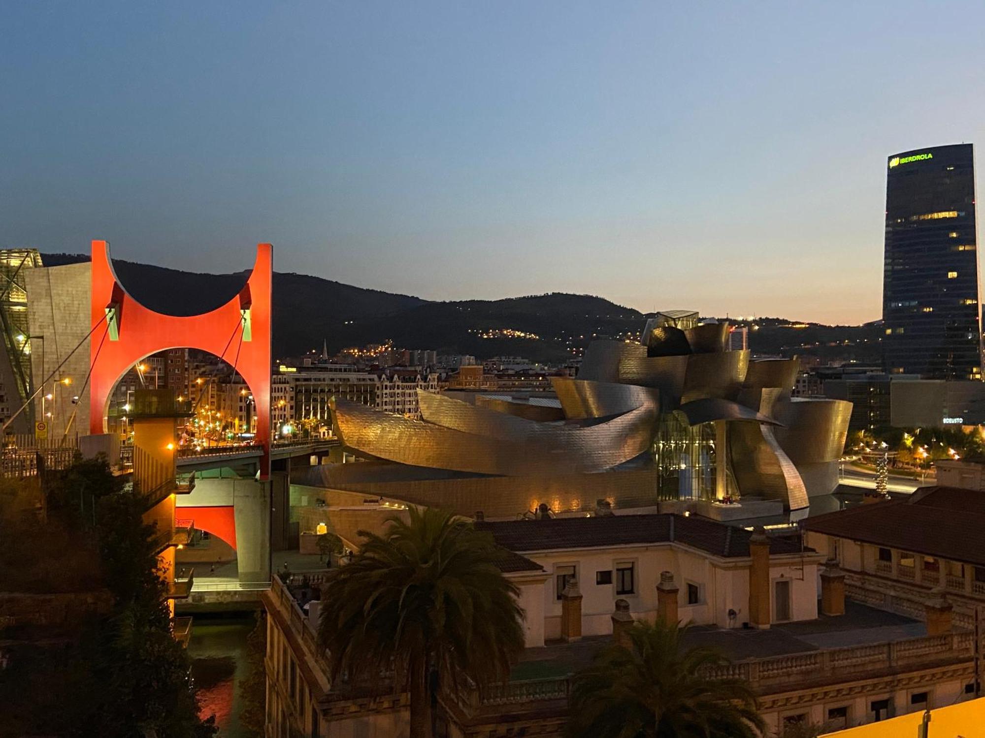 110 M2 Central Apartment In Abando Close To Guggenheim With Parking Bilbao Bagian luar foto